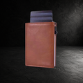 VAULTEN Slim Wallet Braun Vorderansicht mit Aluminium Karten Popup Mechanismus